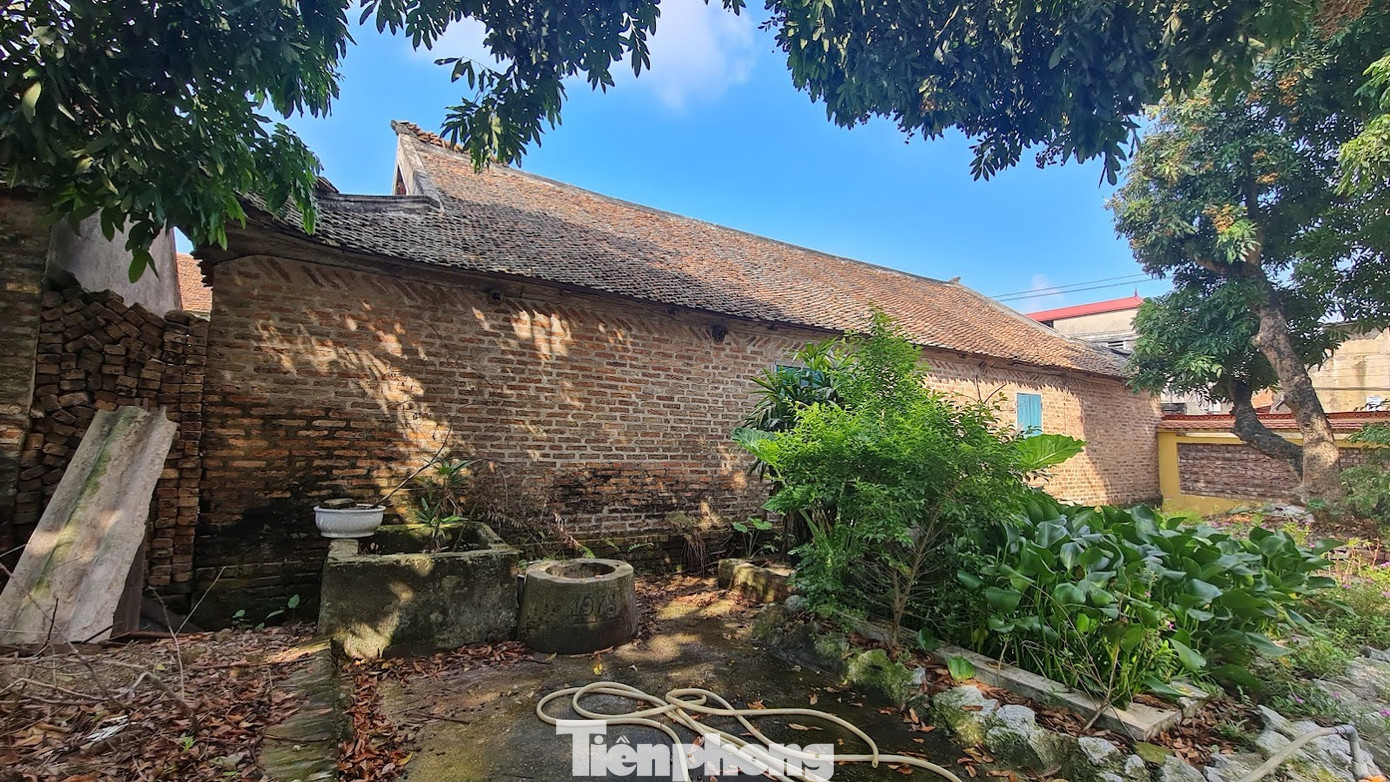 Công trình phụ, bể nước, giếng nước và rãnh chảy thải nhà ông Sơn.