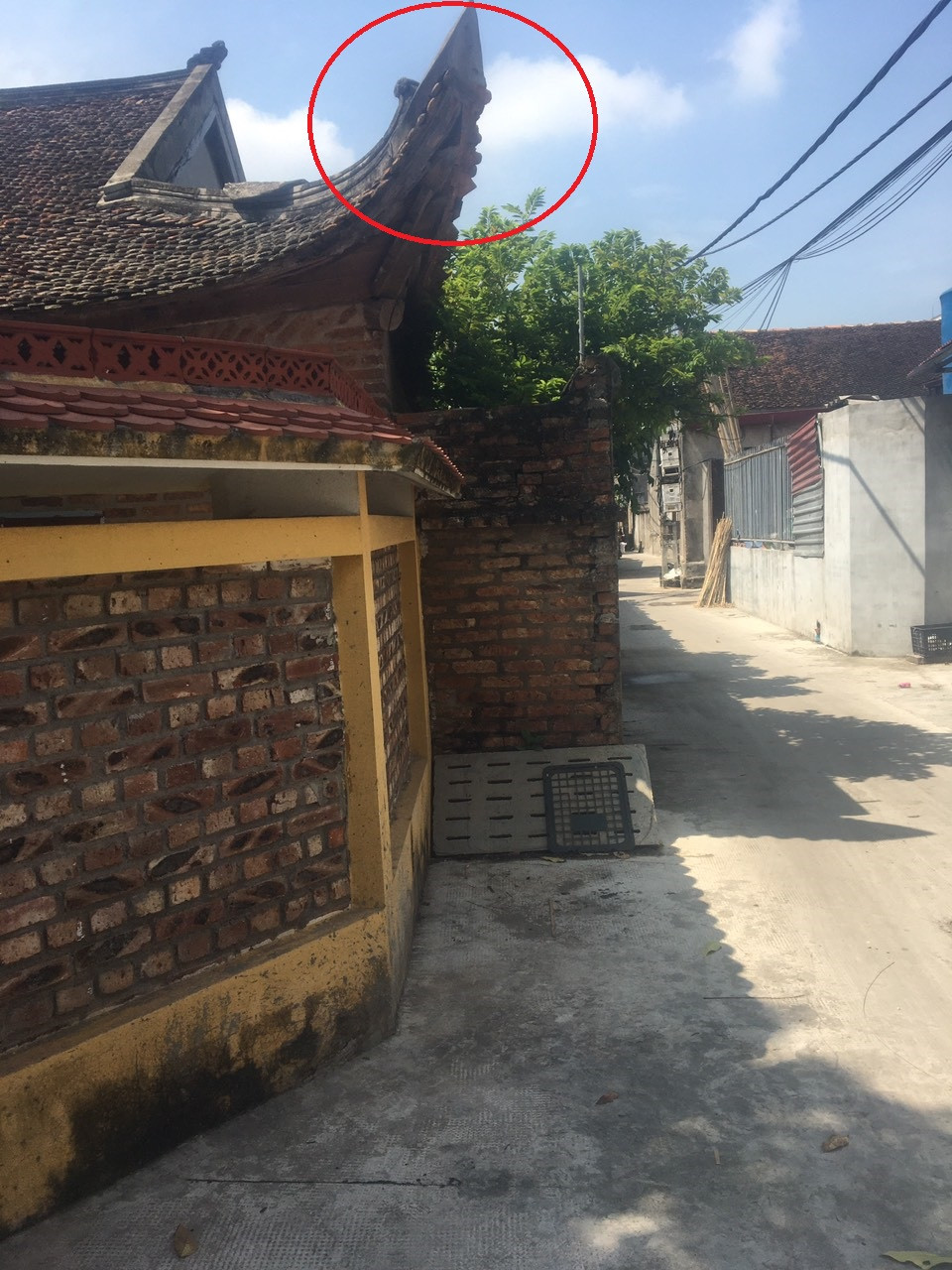 Dựa vào cái "đao trên mái nhà”, gia đình ông Nguyễn Văn Hướng ở thôn Cầu gạo (xã yên phụ, huyện Yên phong, tỉnh Bắc Ninh) kiện đòi phần đất giáp ranh với hộ liền kề là gia đình ông Trần Văn Sơn. Trong ảnh: Phần mái đao nhà được gia đình ông Hướng đắp lại mới đây (khoanh đỏ - PV).