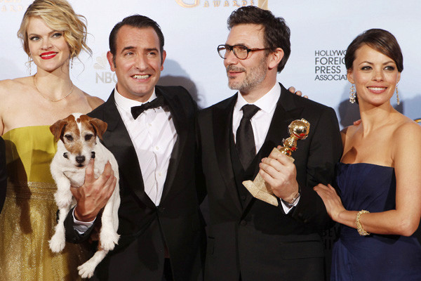 Đoàn làm phim “Nghệ sĩ” cùng đạo diễn Michel và nam diễn viên Jean Dujardin Ảnh: Latimes