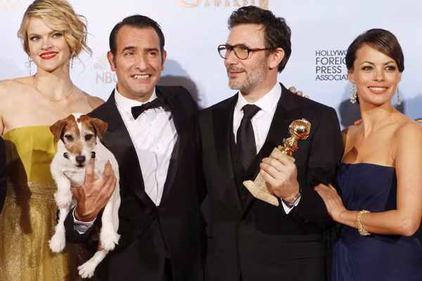 Đoàn làm phim “Nghệ sĩ” cùng đạo diễn Michel và nam diễn viên Jean Dujardin Ảnh: Latimes