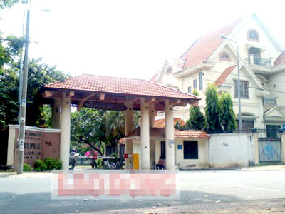 Biệt thự F13 nằm trong khu biệt thự Thảo Điền 1, số 146 Nguyễn Văn Hưởng