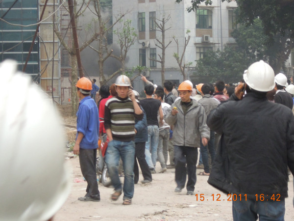 Vẻ lo lắng hiện rõ trên khuôn mặt những công nhân ở dưới đất