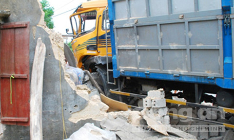 Xe tải mất lái đâm sập tường nhà dân ảnh 1