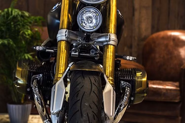 Lóa mắt với siêu xe BMW R nineT bọc vàng của thợ xăm bậc thầy ảnh 3