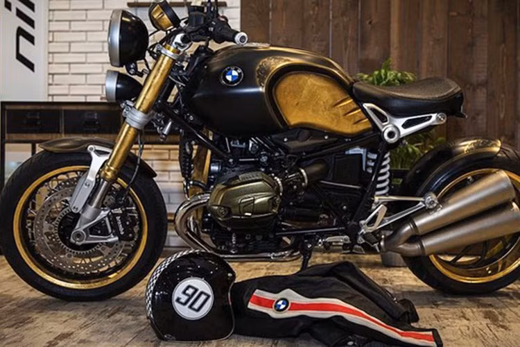 Lóa mắt với siêu xe BMW R nineT bọc vàng của thợ xăm bậc thầy ảnh 2