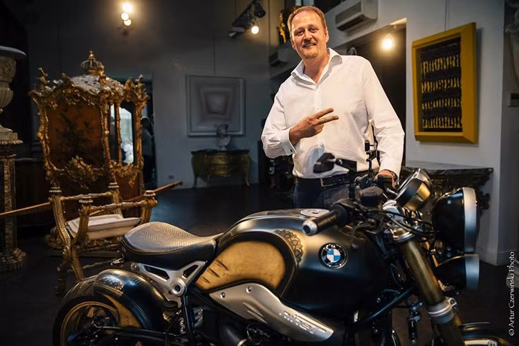 Lóa mắt với siêu xe BMW R nineT bọc vàng của thợ xăm bậc thầy ảnh 1