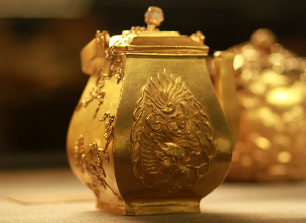 Rồng trang trí trên ấm bằng vàng, triều Nguyễn, Minh Mệnh 9 (1828)
