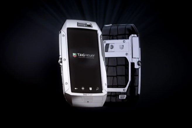 TAG Heuer LINK Giá tham khảo: 6.700 USD TAG Heuer LINK được sản xuất theo công nghệ Thụy Sĩ, thiết kế kiểu Pháp và được trang bị nền tảng điều hành Android 2.2 Froyo có thể nâng cấp được. TAG Heuer LINK Giá tham khảo: 6.700 USD TAG Heuer LINK được sản xuất theo công nghệ Thụy Sĩ, thiết kế kiểu Pháp và được trang bị nền tảng điều hành Android 2.2 Froyo có thể nâng cấp được. LINK đã kết hợp những kim loại quý giá nhất và những thành phần tân tiến trong ngành sản xuất đồng hồ và động cơ, bao gồm màu đen PVD, kim cương và vàng hồng 28 carat. Mặt gương tinh tế và thép không gỉ đạt độ kĩ thuật cao cấp 316L, chống ăn mòn và không gây dị ứng - Ảnh: Tech