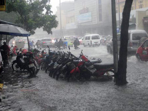 Mưa ngập có thể khiến xe bị hỏng hóc hoặc nhanh xuống cấp nếu không được chăm sóc đúng cách. Ảnh Khánh Hòa