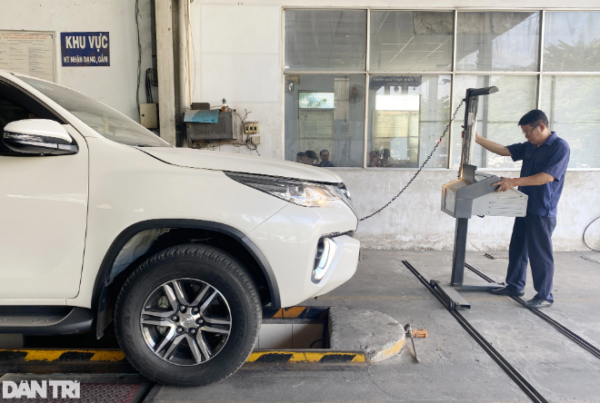 Nhân viên kiểm tra đèn chiếu sáng ô tô tại Trung tâm Đăng kiểm 50-07V (Ảnh: An Huy). Nhân viên kiểm tra đèn chiếu sáng ô tô tại Trung tâm Đăng kiểm 50-07V (Ảnh: An Huy).