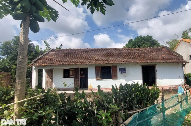 Ngôi nhà cấp 4 xập xệ là mái ấm của gia đình em Ca (Ảnh: Doãn Công).