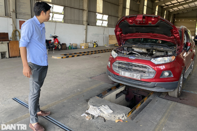 Ông Đỗ Tấn Cường theo dõi nhân viên Trung tâm Đăng kiểm 50-07V kiểm tra ô tô vào sáng 22/12 (Ảnh: An Huy). Ông Đỗ Tấn Cường theo dõi nhân viên Trung tâm Đăng kiểm 50-07V kiểm tra ô tô vào sáng 22/12 (Ảnh: An Huy).