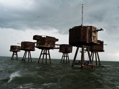 Maunsell Sea Forts - những pháo đài kiên cố được xây dựng trên sông Thames và Mersey trong suốt chiến tranh thế giới thứ 2 dễ gợi liên tưởng đến nhà của người ngoài hành tinh trong phim viễn tưởng