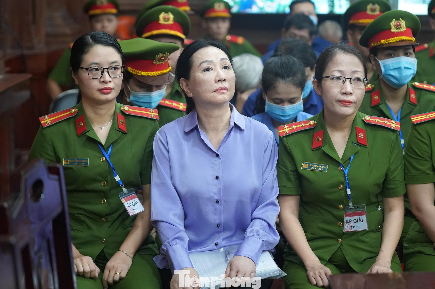 Bị cáo Trương Mỹ Lan (ngồi giữa) tại phiên tòa sáng 7/3. Ảnh: Phạm Nguyễn Bị cáo Trương Mỹ Lan (ngồi giữa) tại phiên tòa sáng 7/3. Ảnh: Phạm Nguyễn