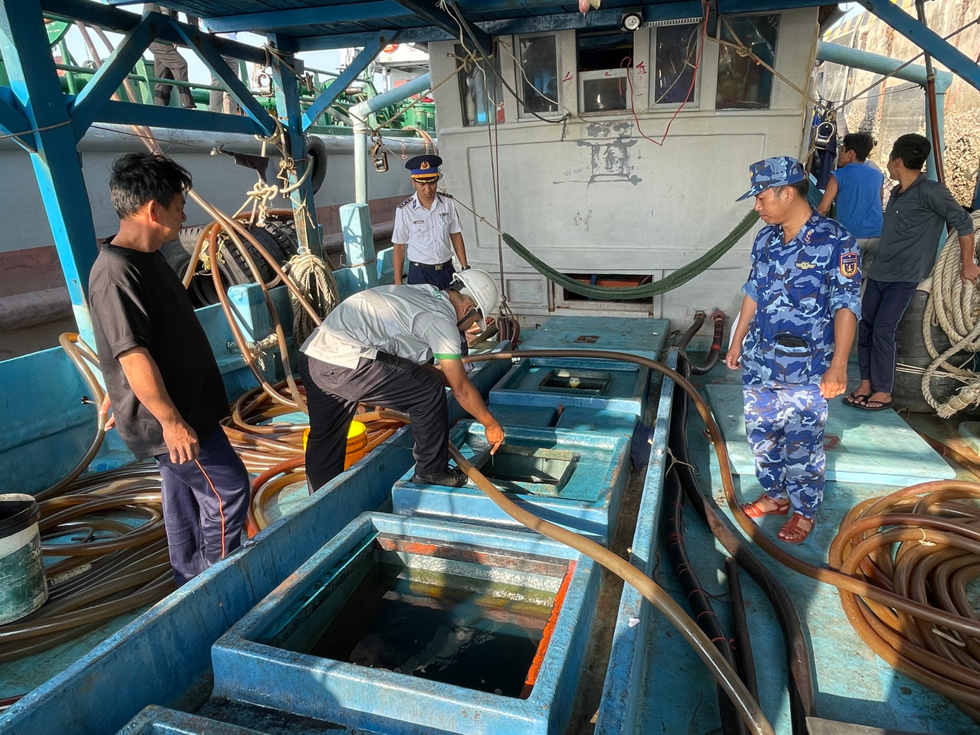 Lực lượng chức năng kiểm tra hàng hóa trên tàu. Ảnh: Bộ Tư lệnh Vùng Cảnh sát biển 3