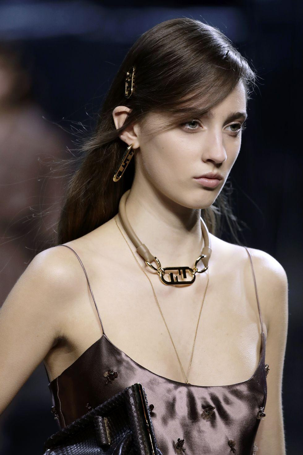 Xu hướng mới của vòng cổ choker không còn là những loại mỏng, thanh mảnh, mà được thay thế bởi choker dày, ấn tượng và vàng gold cổ điển.