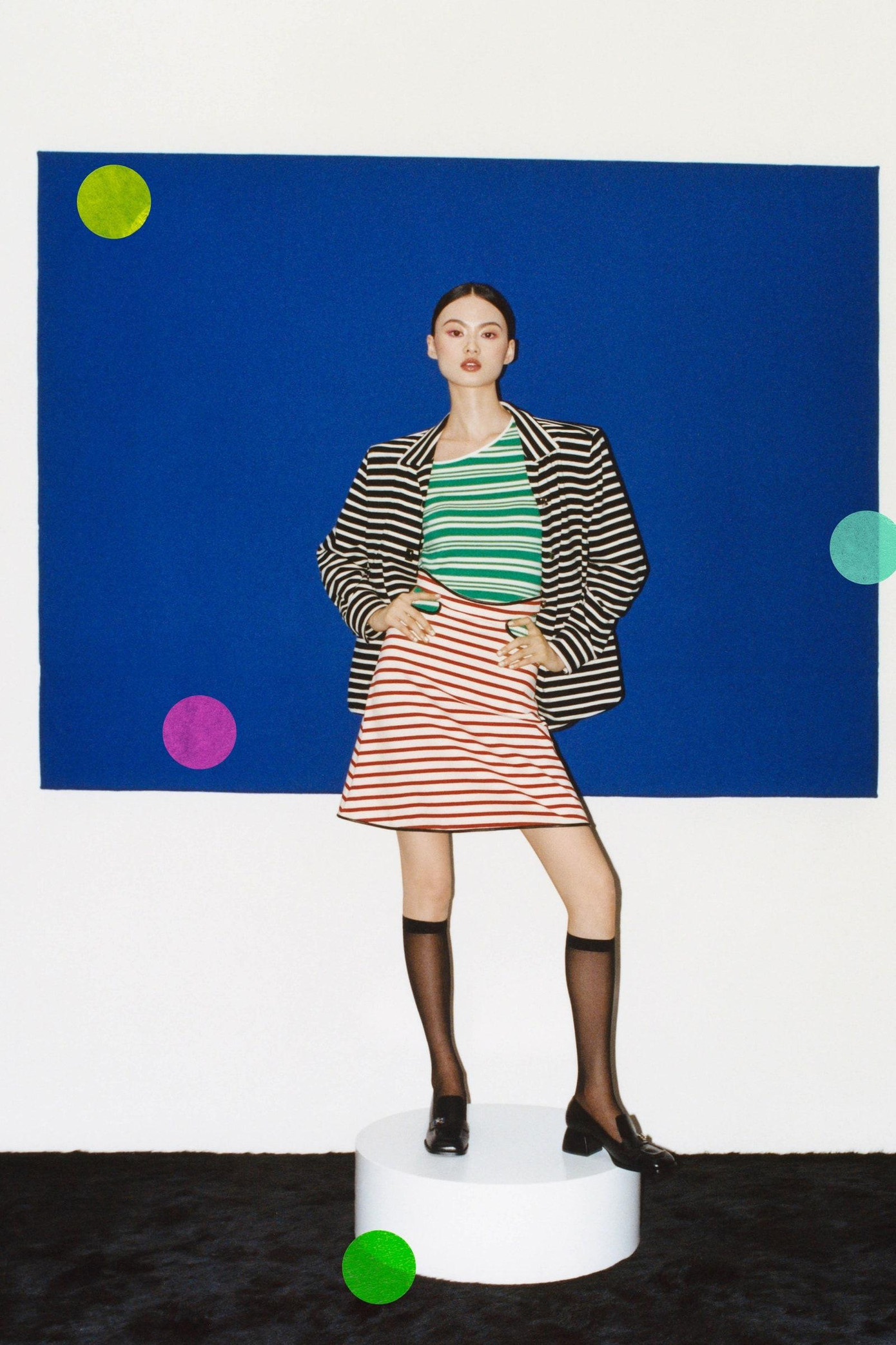 Calvin Lou thì làm mới thị giác bằng cách mix các sọc khác nhau trong cùng một tổng thể Calvin Lou thì làm mới thị giác bằng cách mix các sọc khác nhau trong cùng một tổng thể