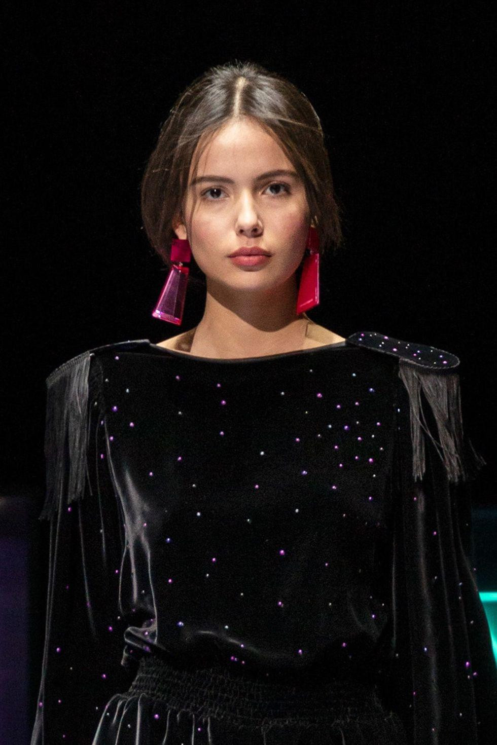 Xu hướng này được các nhà mốt dự đoán sẽ cực kì bùng nổ, trông nó như một tác phẩm nghệ thuật thực sự. Gây sự chú ý nhưng không phải cố gắng quá sức.