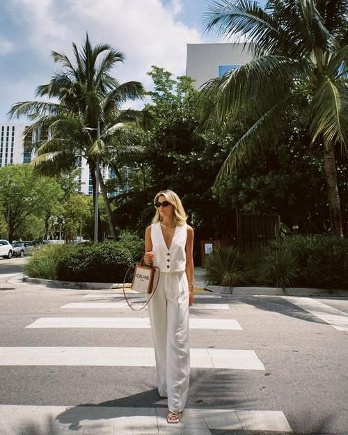 Phối cùng quần tây tạo trông sang và ấm áp hơn. Phối cùng quần tây tạo trông sang và ấm áp hơn.