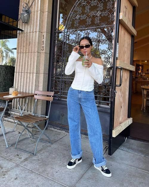 Hầu như ai cũng có một chiếc quần jeans ống rộng trong tủ áo. Hầu như ai cũng có một chiếc quần jeans ống rộng trong tủ áo.