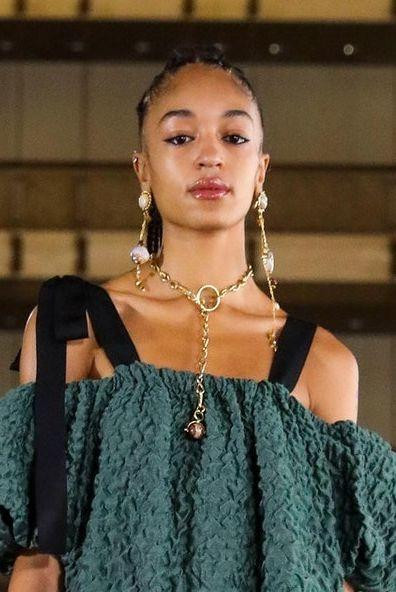 Một chiếc vòng sát cổ có mặt dây nối xích dạng chuỗi siêu dài sẽ tạo thêm điểm nhấn cho bộ trang phục của bạn.
