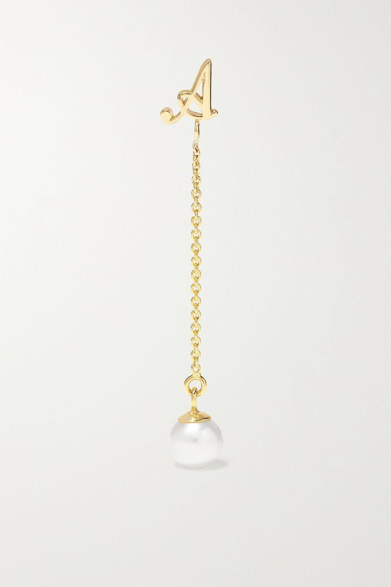 Ưu tiên mua nhữg chiếc hoa tai có đính ngọc trai hoặc có chi tiết chữ cái alphabet nhé! Nó là yếu tố chính của xu hướng này.