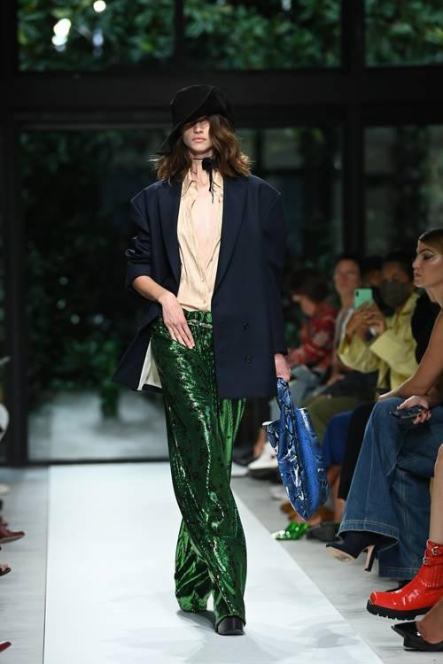 Philosophi và cả bộ khoác và quần oversize.