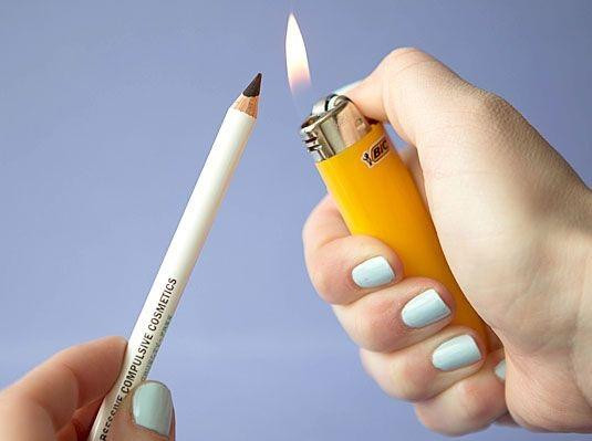 Các sản phẩm trang điểm dạng sáp đều mượt hơn khi chúng được làm ấm. Các sản phẩm trang điểm dạng sáp đều mượt hơn khi chúng được làm ấm.