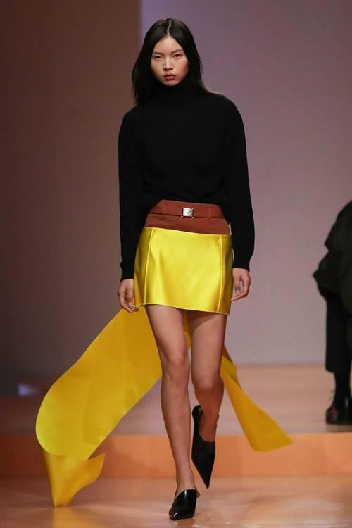 Không lạ khi Prada góp mặt vào xu hướng này, vì nhà mốt vốn có rất nhiều thiết kế lấy cảm hứng từ thập niên 60.