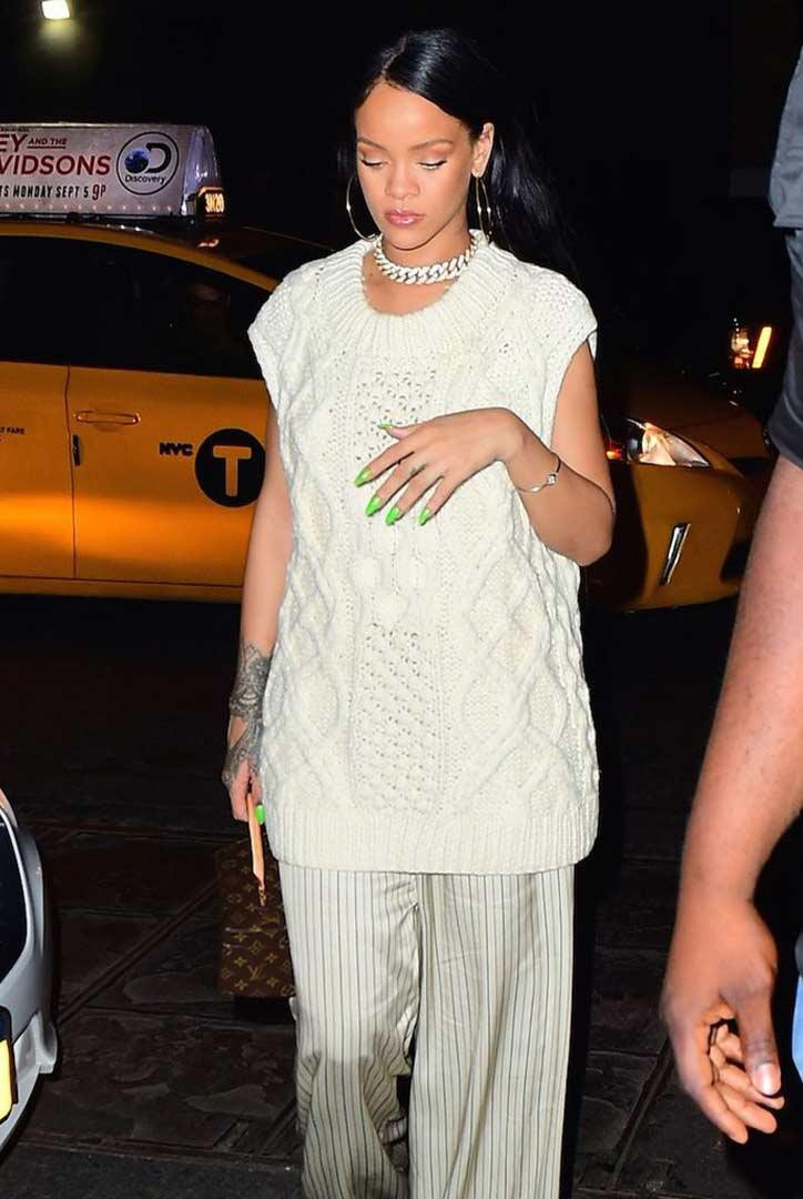 Mấu chốt ở trang sức lấp lánh điểm trên tổng thể tưởng như xuề xòa. Mấu chốt ở trang sức lấp lánh điểm trên tổng thể tưởng như xuề xòa.