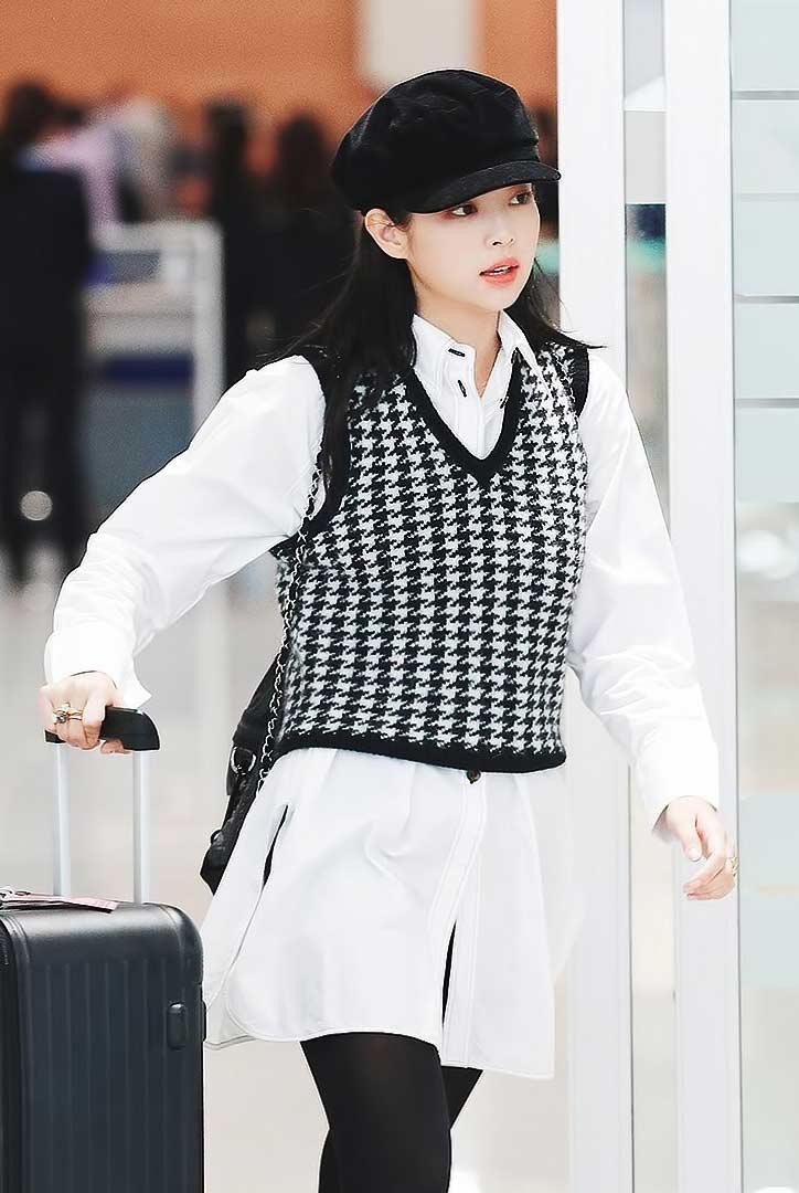 Jennie chọn phối với sơ mi form rộng. Jennie chọn phối với sơ mi form rộng.