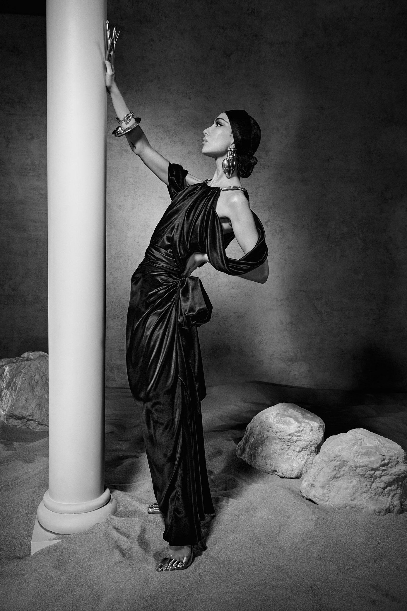 Schiaparelli với đường cắt xẻ và xếp dún tôn vẻ nữ thần của người mặc Schiaparelli với đường cắt xẻ và xếp dún tôn vẻ nữ thần của người mặc