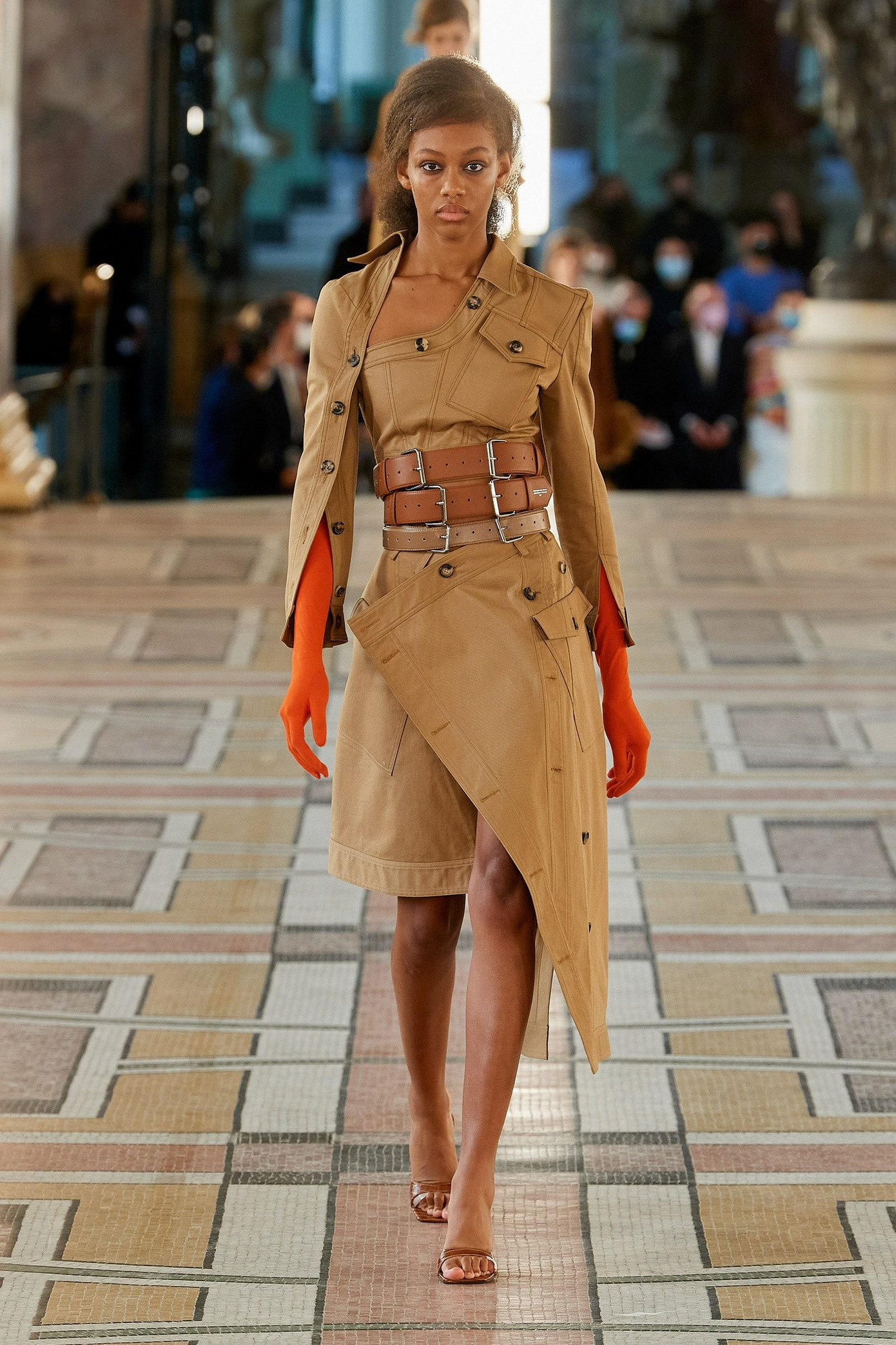 Rokh biến tấu khoác dáng dài thành các đường đáp đầy sáng tạo Rokh biến tấu khoác dáng dài thành các đường đáp đầy sáng tạo