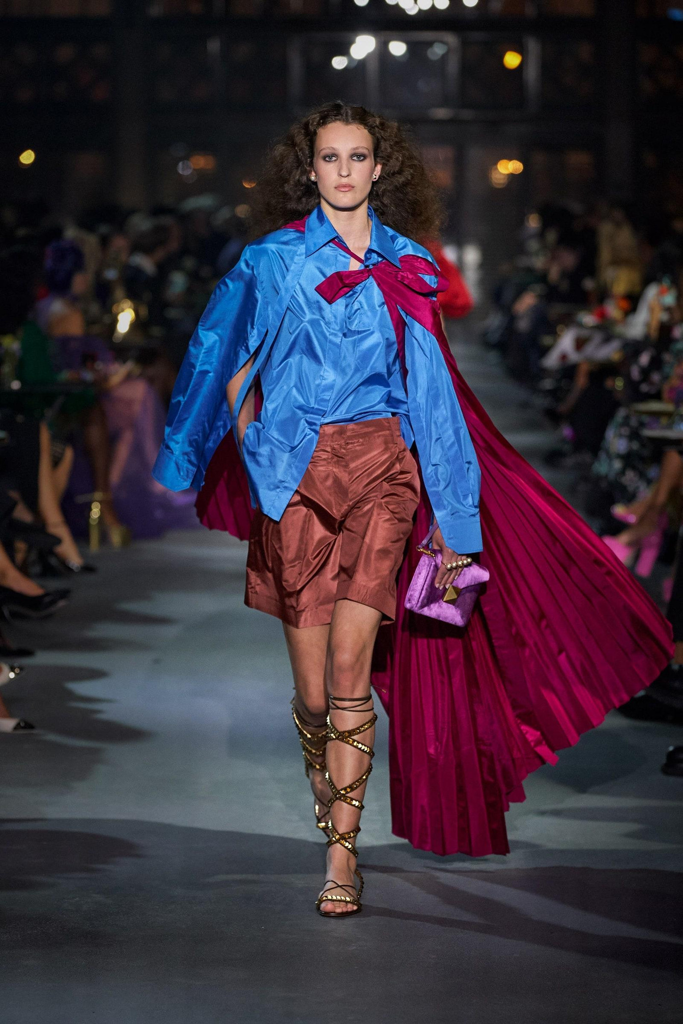 Thiết kế của Valentino với phần đuôi phía sau cực cầu kỳ Thiết kế của Valentino với phần đuôi phía sau cực cầu kỳ