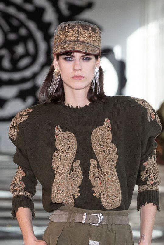 Với bông tai lấp lánh này, bạn sẽ không cần phải đau đầu suy nghĩ xem nên đeo thêm dây chuyền hãy nhẫn, vì chỉ nhiêu đây thôi là quá đủ để thắp sáng toàn bộ trang phục của bạn.