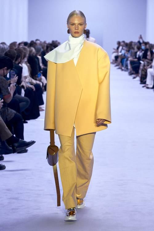 Jil Sander với áo khoác form rộng biến tấu.