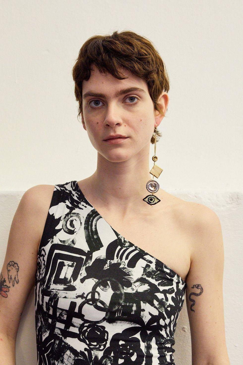 Những đôi bông tai bị mất một bên nay bỗng tới thời rồi! Càng ấn tượng càng đúng xu hướng.