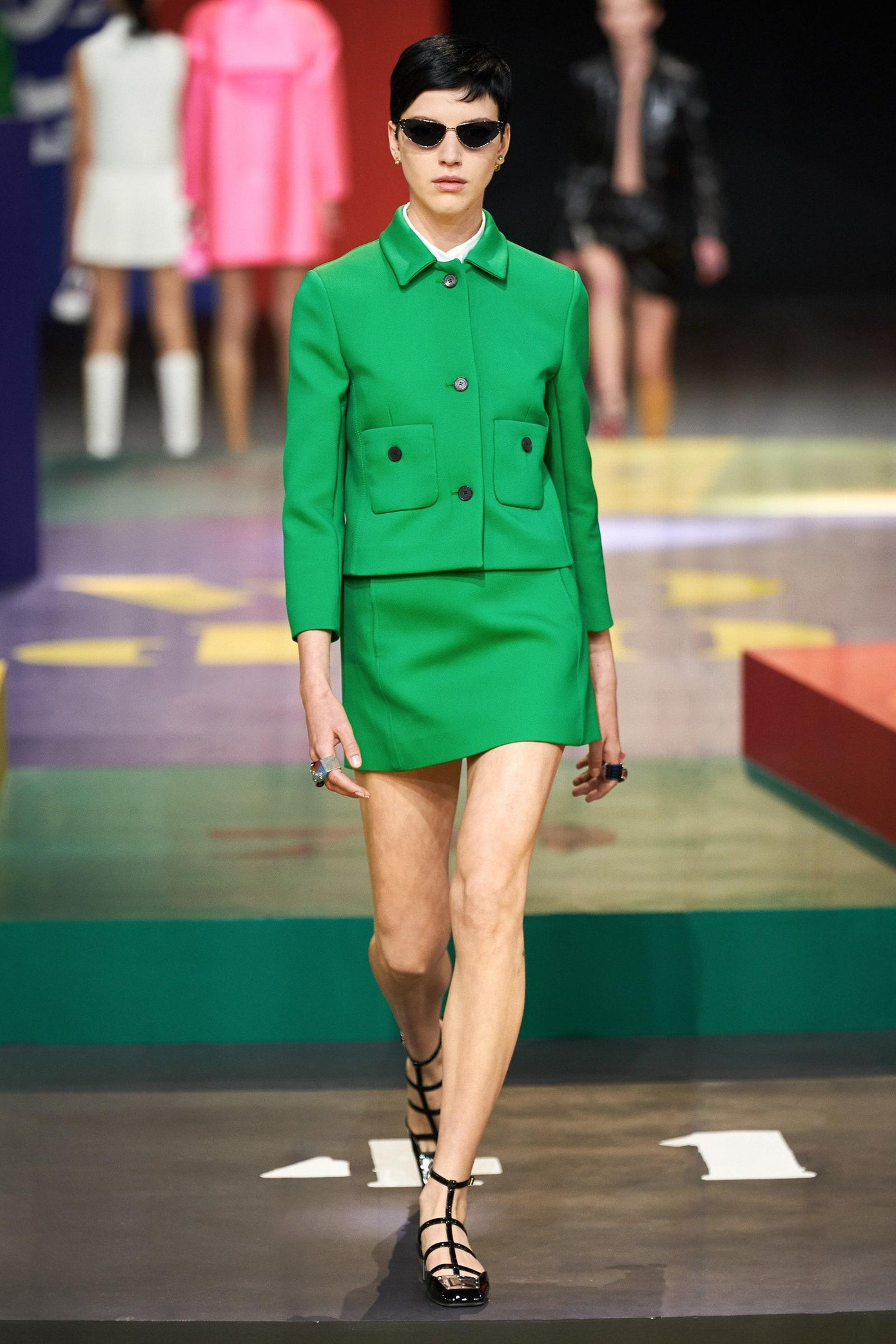 Christian Dior và chiếc váy ngắn mang đậm hơi thở thập niên 60 Christian Dior và chiếc váy ngắn mang đậm hơi thở thập niên 60