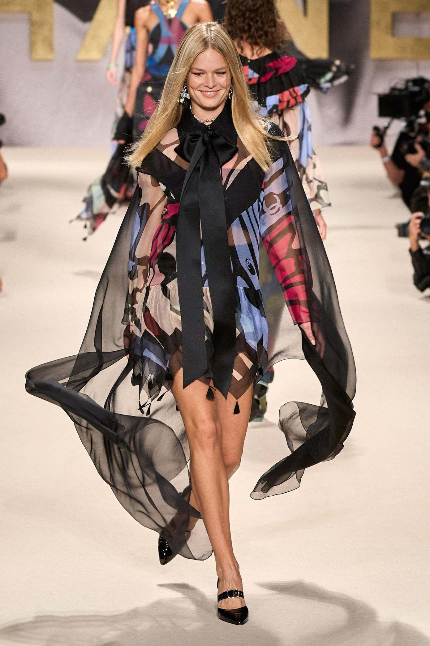 Chanel với choàng bay phía sau tạo cảm giác rất thần tiên khi nàng bước đi Chanel với choàng bay phía sau tạo cảm giác rất thần tiên khi nàng bước đi