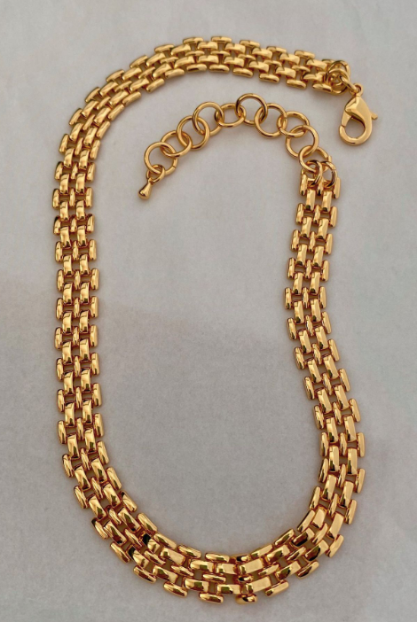 Một chiếc choker vàng cổ điển và tinh xảo sẽ làm cho bất kỳ bộ trang phục nào cũng trở nên sang trọng, đắt tiền.