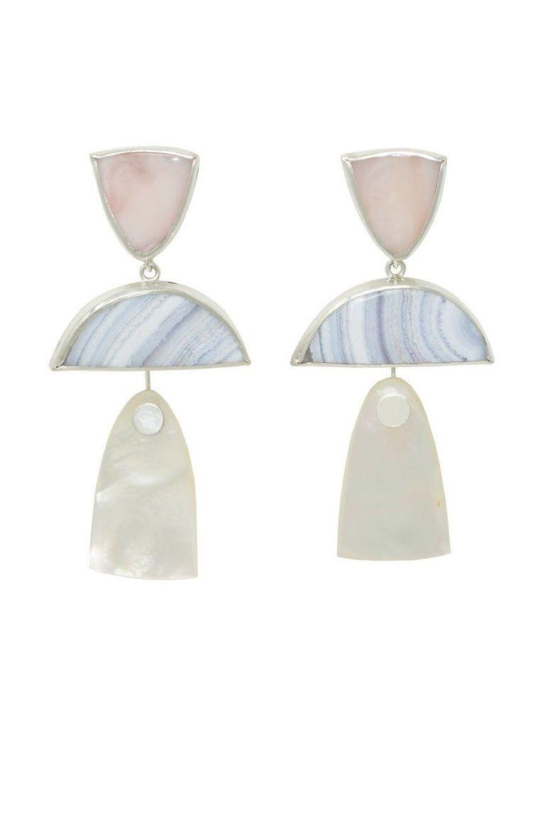 Hình dáng nổi bật, lạ mắt kết hợp với màu sắc trang nhã tạo nên sự hài hòa. Cân bằng giữa việc gây ấn tượng mạnh và giữ phong thái thanh lịch.