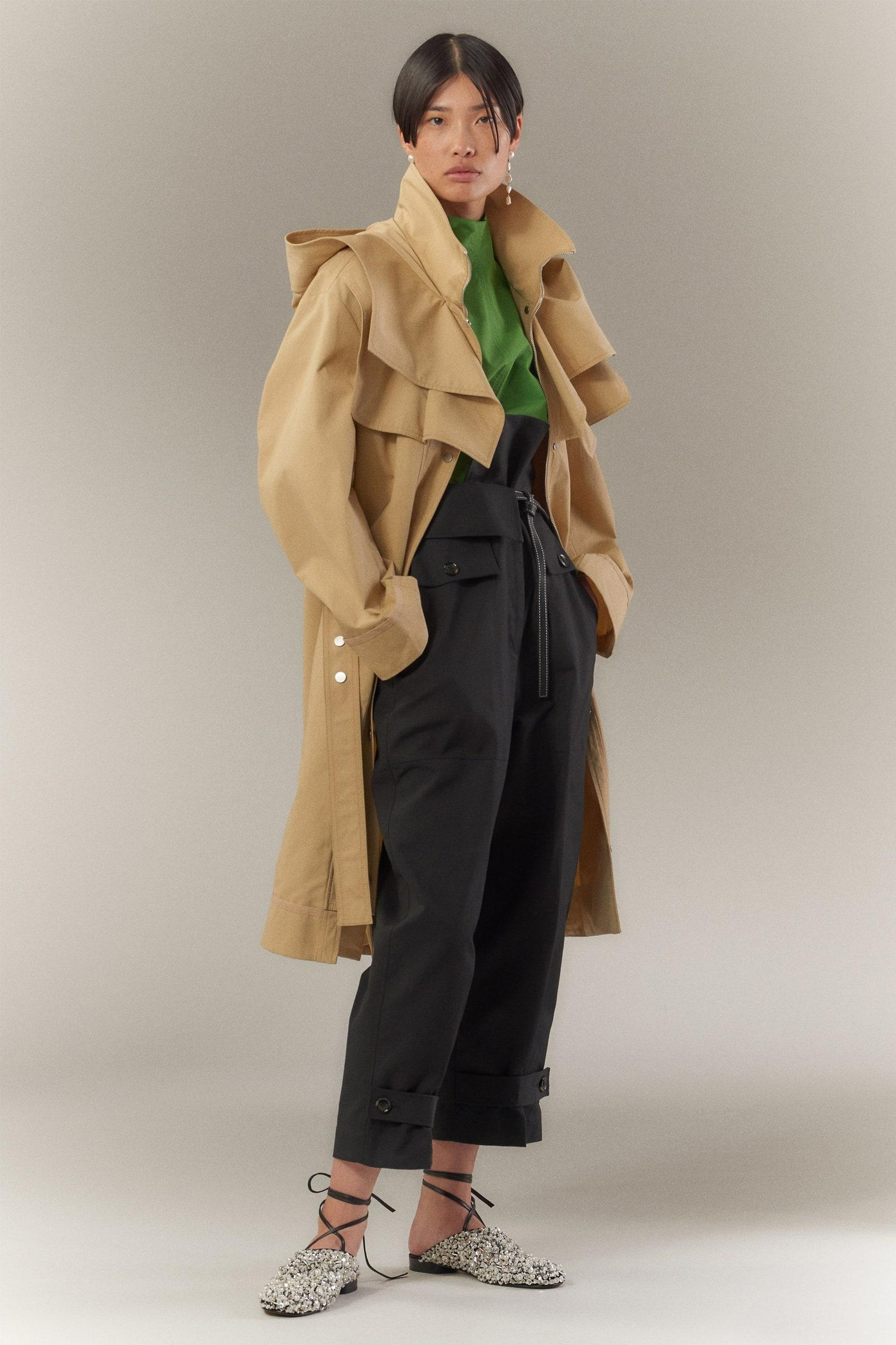 3.1 Phillip Lim biến tấu chiếc khoác trở nên cầu kỳ hơn 3.1 Phillip Lim biến tấu chiếc khoác trở nên cầu kỳ hơn