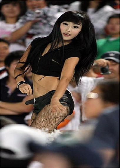 Cô gái với điệu nhảy khoe đôi chân dài