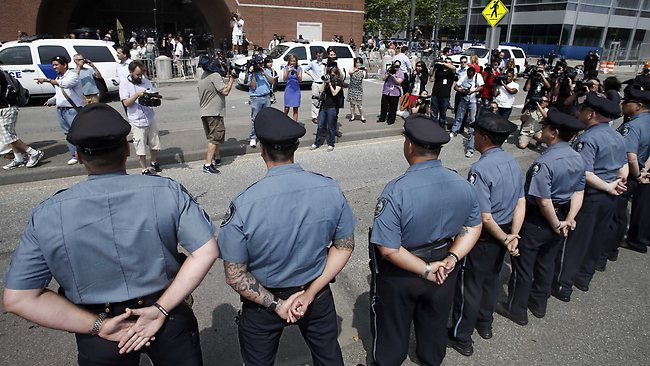 Cảnh sát bảo vệ quanh tòa án xử nghi phạm vụ khủng bố Boston. Cảnh sát bảo vệ quanh tòa án xử nghi phạm vụ khủng bố Boston