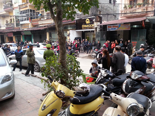 Nhiều người dân tò mò tập trung gần khu vực khách sạn nơi ông Bình được phát hiện tử vong