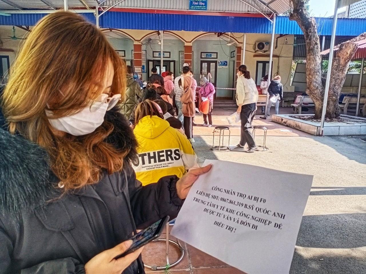 Chị Trần Thị Tr (Nghệ An), công nhân Công ty TNHH Siflex (Khu công nghiệp Quang Châu, Việt Yên) cho biết, chiều tối qua, chị xét nghiệm, phát hiện mình F0, công ty báo chị ra Trạm y tế thị trấn Nếnh xin giấy xác nhận F0. “Khi tôi hỏi cán bộ y tế để xin giấy, họ nói chỉ cấp cho người địa phương, không giải quyết ngoài tỉnh. Sau đó giới thiệu và cho tôi số điện thoại của bác sĩ Trung tâm Y tế các KCN liên lạc để được hướng dẫn hỗ trợ. Tuy nhiên gọi vào số đó 3 cuộc đều không liên lạc được” , chị N băn khoăn. Anh Nguyễn Hoàng N, cùng cùng công ty chị Tr lo lắng và bức xúc: “Công nhân đa số ở tỉnh ngoài về Bắc Giang làm việc, không xin được giấy xác nhận F0, công ty không giải quyết chế độ, quyền lợi cho”.