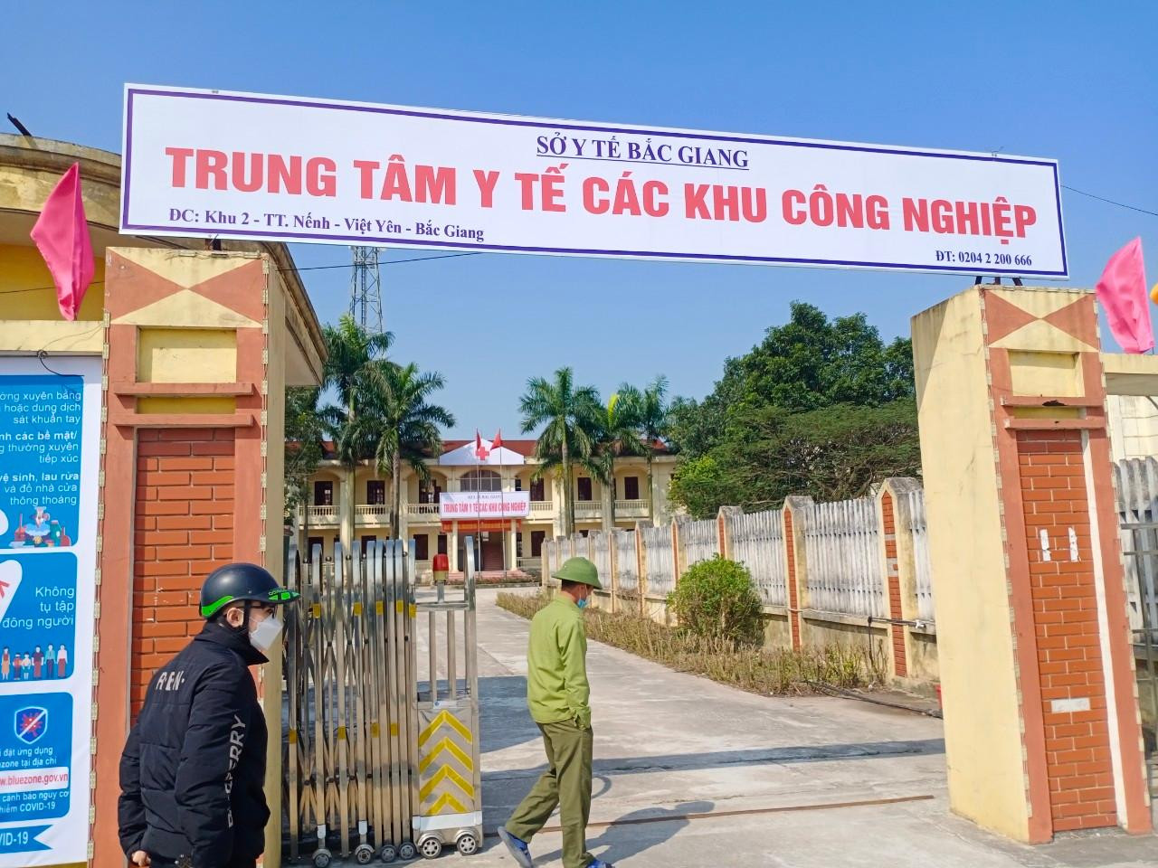 10 giờ 30, PV trực tiếp có mặt tại Trung tâm Y tế các Khu công nghiệp tỉnh Bắc Giang. Cùng lúc đó, một vài công nhân tìm xuống để được hỗ trợ. Tuy nhiên, bảo vệ ở đây giải thích, Trung tâm mới thành lập, đang kiện toàn bộ máy tổ chức, chưa tiếp nhận bệnh nhân đến khai báo.