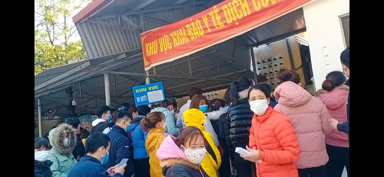 Sáng 24/2, tại Trạm y tế thị trấn Nếnh (Việt Yên, Bắc Giang), hàng trăm công nhân các khu công nghiệp tập trung, chen lấn. Ngoài một số công nhân có biểu hiện nhiễm COVID - 19, đi xét nghiệm để biết cụ thể tình trạng của mình, phần đông là những công nhân đã xét nghiệm dương tính SARS- CoV-2 họ đến khai báo y tế, xin giấy xác nhận F0 để được hưởng chế độ bảo hiểm và các chế độ khác.