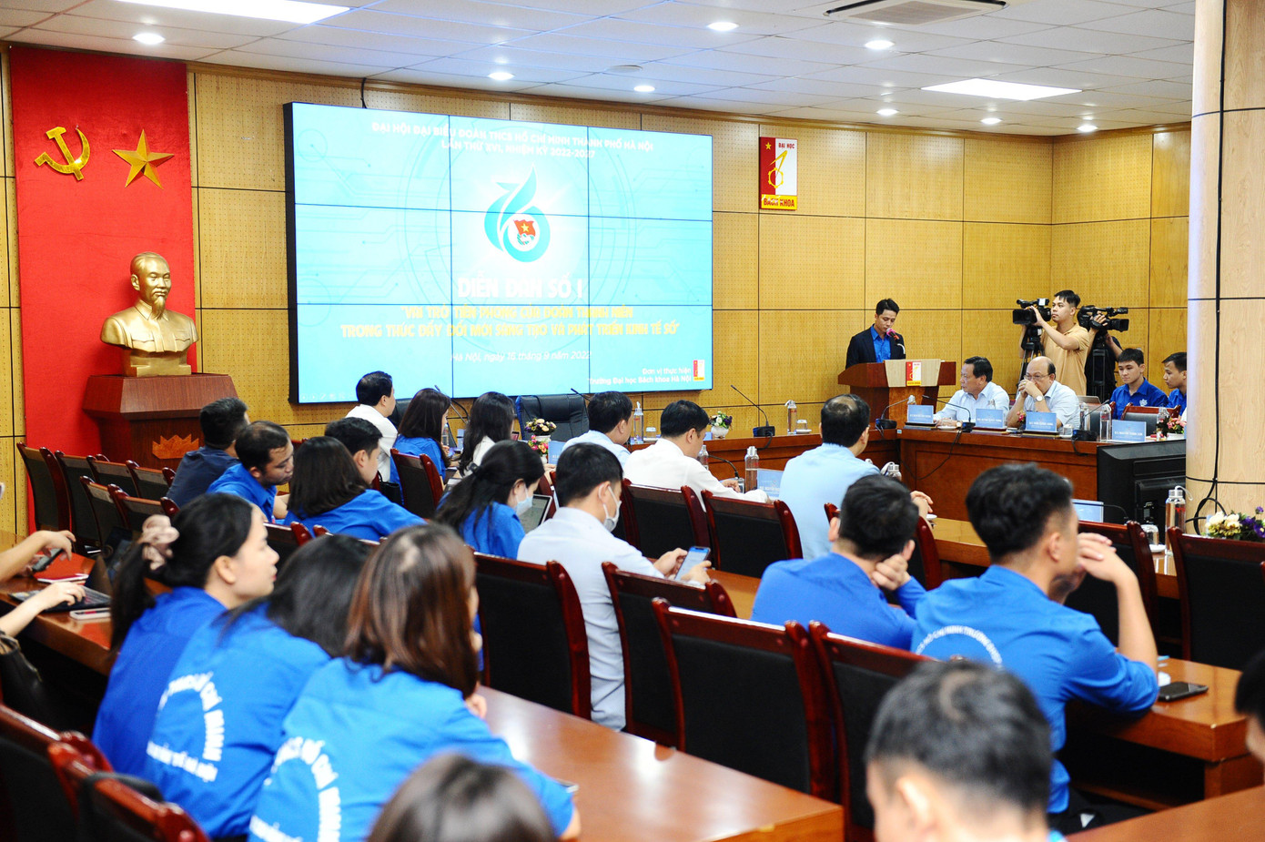 Các đại biểu tham luận tại diễn đàn Các đại biểu tham luận tại diễn đàn