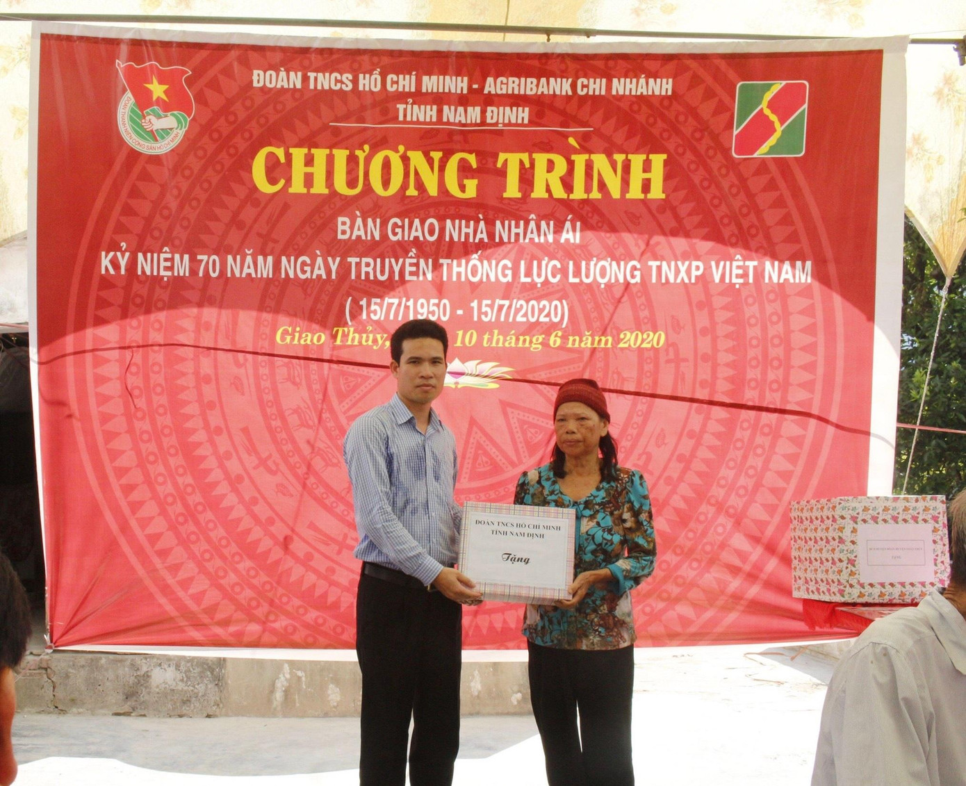 Các cấp bộ Đoàn đã tham gia vận động nguồn lực, đóng góp ngày công tu sửa, làm mới hơn 200 ngôi nhà tình nghĩa, nhà nhân ái; hỗ trợ, giúp đỡ 16.123 thiếu nhi có hoàn cảnh khó khăn. Trong ảnh, anh Triệu Văn Thái, Bí thư Tỉnh Đoàn Nam Định bàn giao nhà nhân ái.